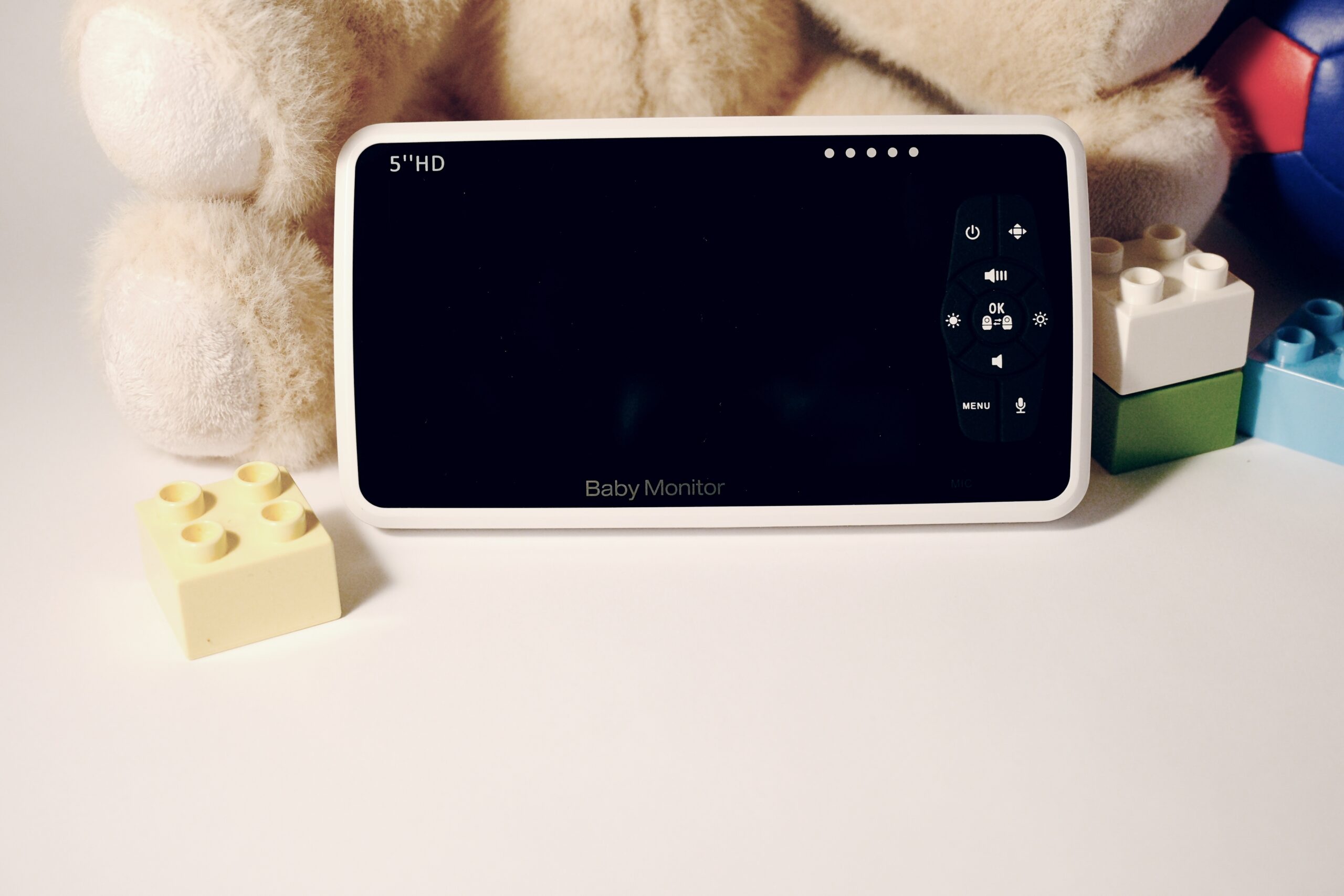 Babycall med HD-kamera og bamse ved siden av, viser trygg overvåkning av baby