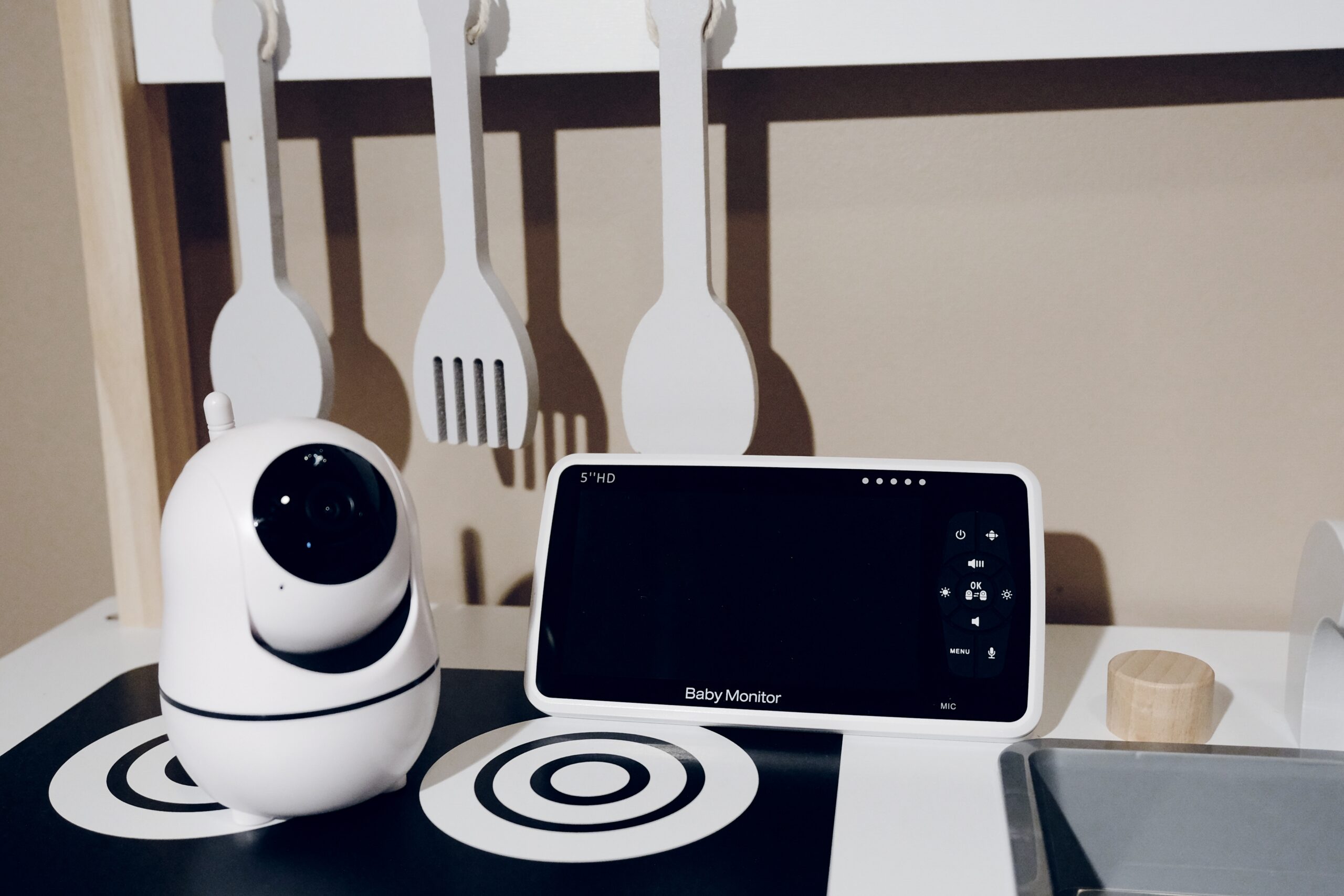 Moderne video babycall på babyens rom